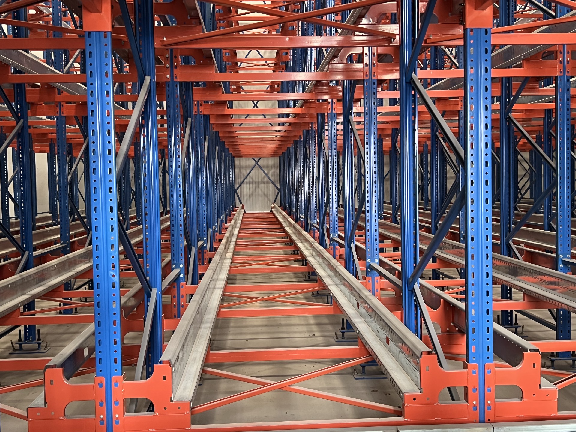 穿梭式货架 今年会jnh货架